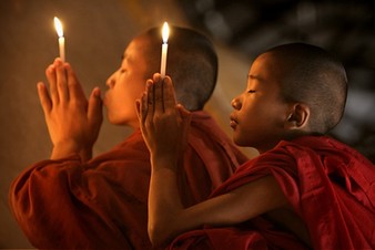 buddhism people praying