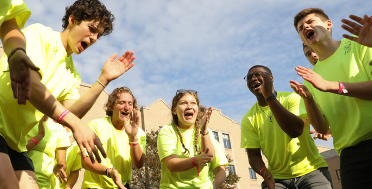 Students cheering at move-in 